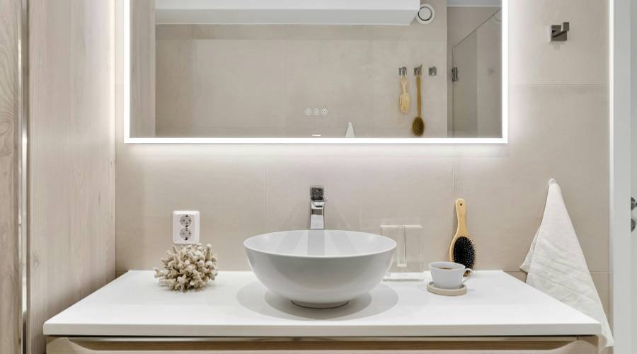 magnifying-mirror-with-light