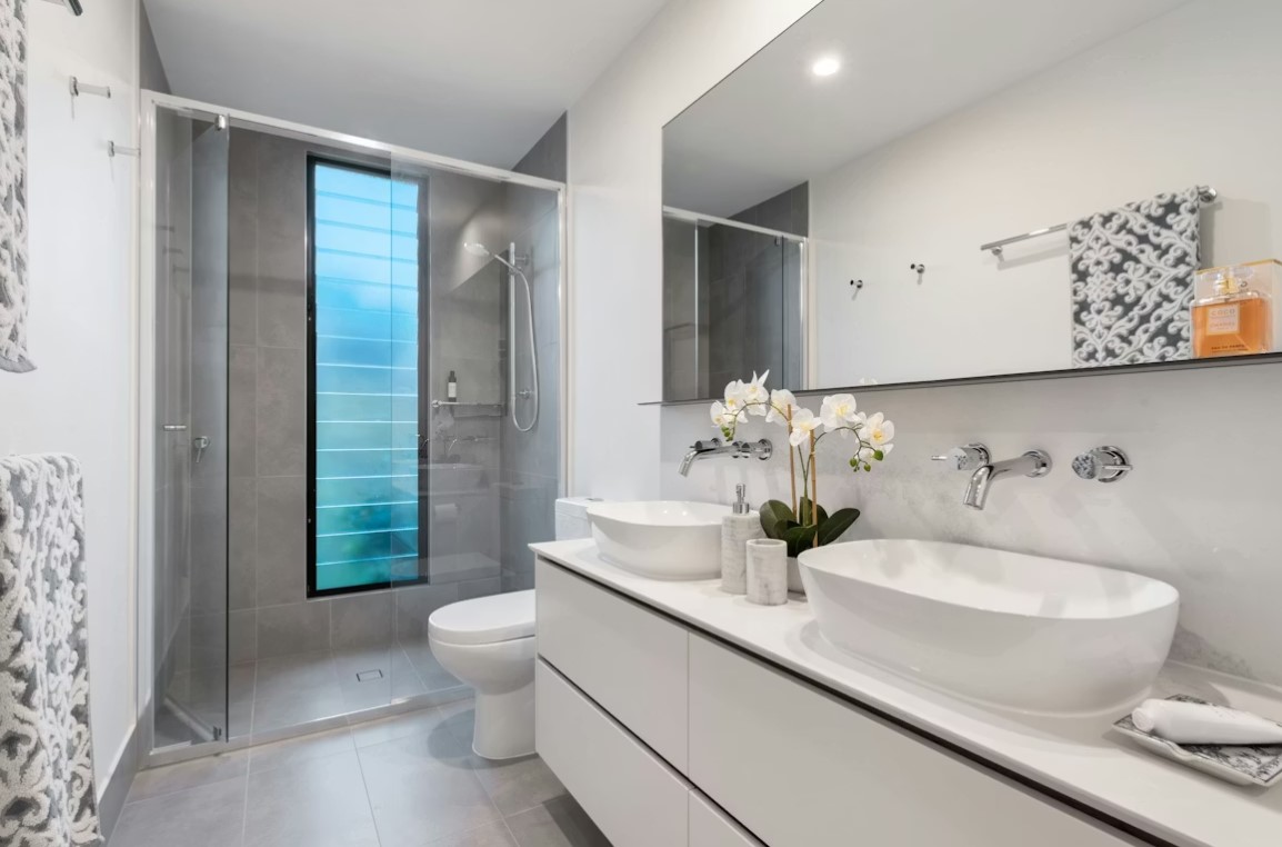 Mirrored cabinet and vertical storage in a well-organised bathroom